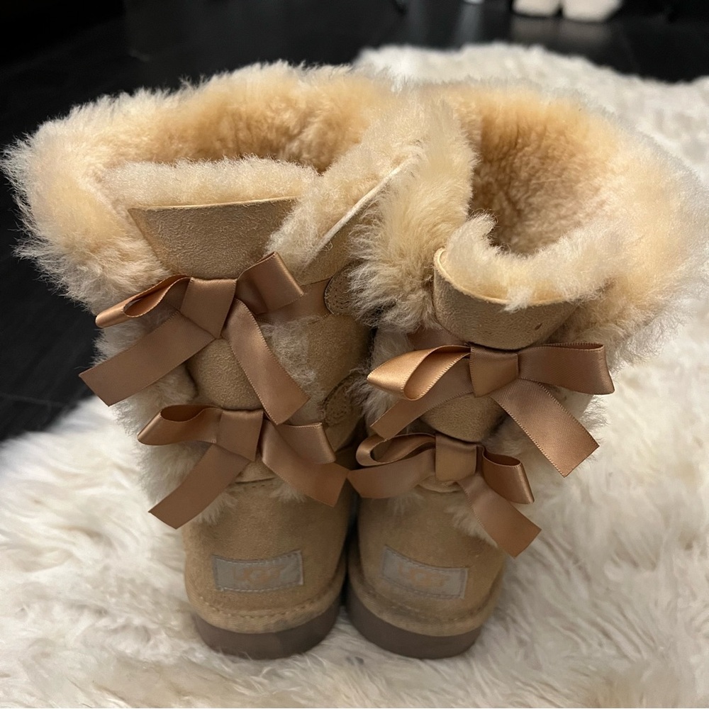 UGG Bailey bow II size 8